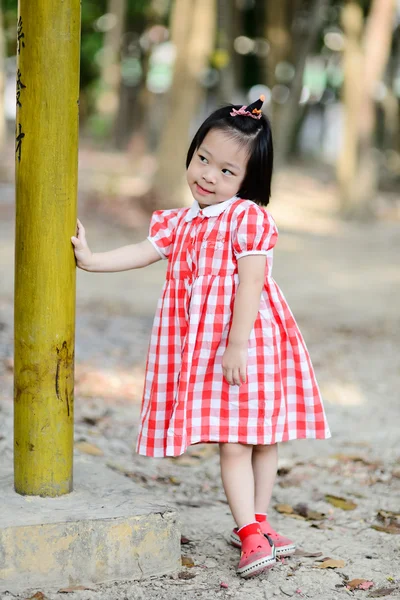 Schüchtern asiatisch mädchen im die park outdoor. — Stockfoto