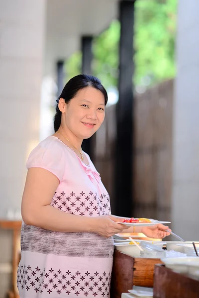 Glückliche Schwangere genießen ihr Buffet. — Stockfoto