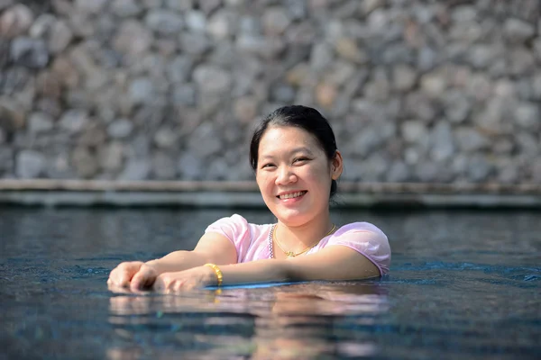 Emprego com mulheres grávidas na piscina — Fotografia de Stock