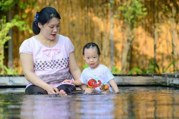 Retrato de madre sonriente y niña en la piscina — Foto de Stock