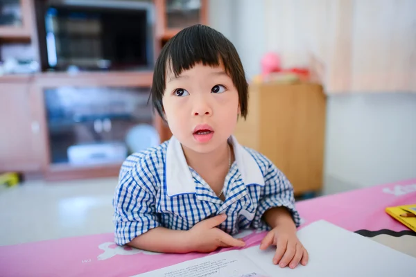 सुंदर आशियाई मुलगी खोलीत एक पुस्तक वाचत . — स्टॉक फोटो, इमेज