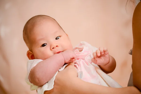 Close-up foto van prachtige schattige Aziatische baby — Stockfoto