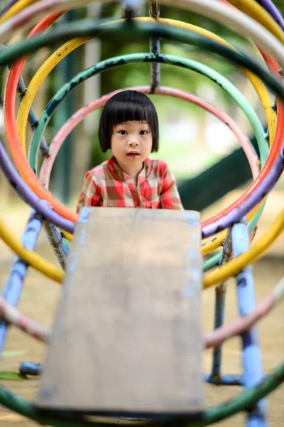 Asiatisches kleines Kind spielt im Freizeitpark — Stockfoto