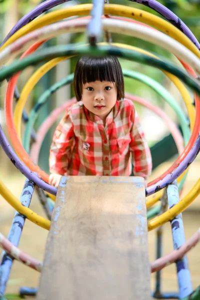 Asyalı küçük çocuk eğlence parkında oynayan — Stok fotoğraf