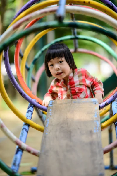 Asiático pequeño niño jugando en el parque de atracciones — Foto de Stock