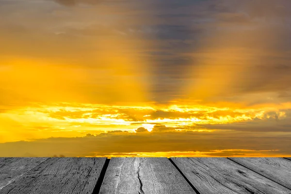Pôr do sol com piso de madeira preto e branco — Fotografia de Stock