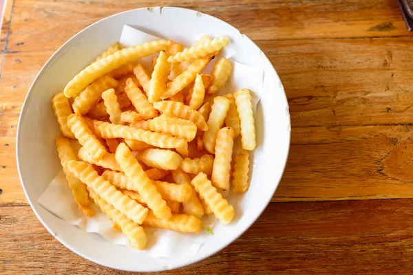 Papas fritas primer plano sobre madera — Foto de Stock