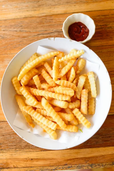 Papas fritas primer plano sobre madera — Foto de Stock