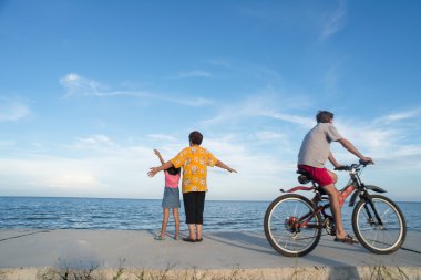 Pranburi Beach, Prachuabkirikhan, Tayland rahatlatıcı halklar.
