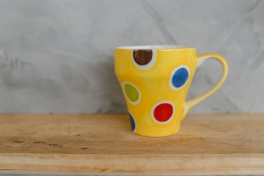 Çay Kupası ve ahşap raf renkli noktalar.