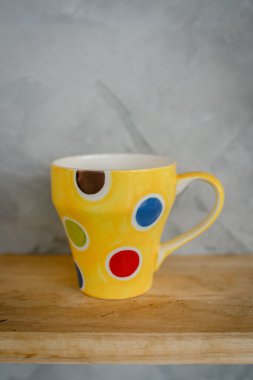 Çay Kupası ve ahşap raf renkli noktalar.