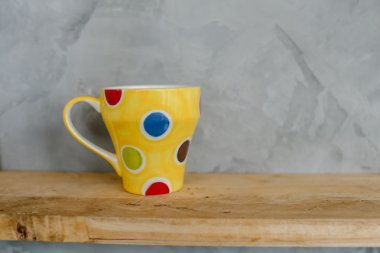 Çay Kupası ve ahşap raf renkli noktalar.