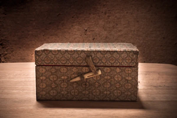 Старая открытая винтажная коробка с гранжевым фоном, натюрморт . — стоковое фото
