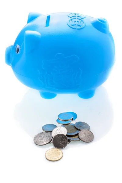 Μπλε Κουμπαράς με χρήματα που απομονώνονται σε λευκό — Φωτογραφία Αρχείου