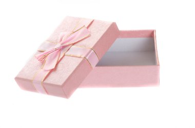 Beyaz izole açık pembe hediye kutusu.