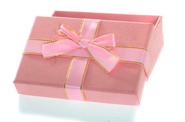 Beyaz izole açık pembe hediye kutusu.