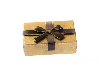 Beyaz izole kahverengi hediye kutusu.