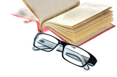 Açık dut defter ve üzerinde beyaz izole gözlük.