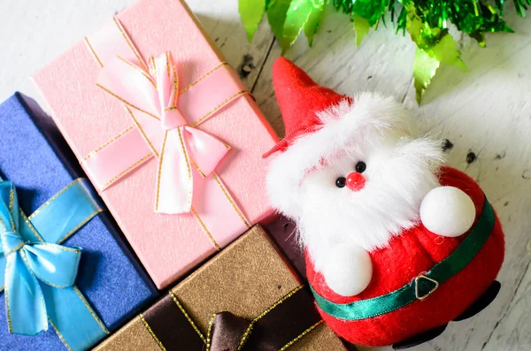 サンタ人形ギフト ボックス、クリスマス装飾木製背景があるに — ストック写真