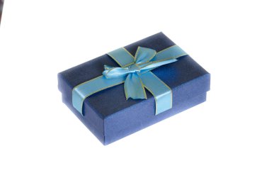beyaz izole mavi hediye kutusu.