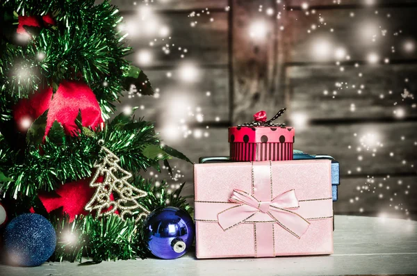ギフト用の箱と偽雪のフレークとクリスマスの装飾 — ストック写真