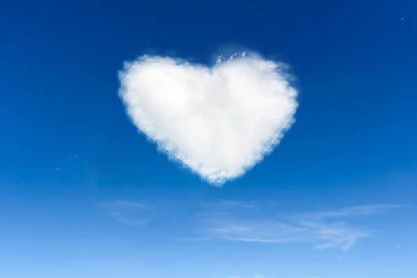 Nuvem fofa da forma do coração, em um céu azul profundo . — Fotografia de Stock