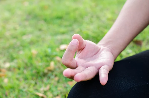 Femme pendant la relaxation et la méditation dans le parc de méditation sessio — Photo