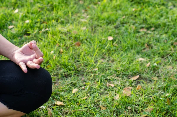 Mujer durante la relajación y la meditación en el parque de meditación sessio — Foto de Stock