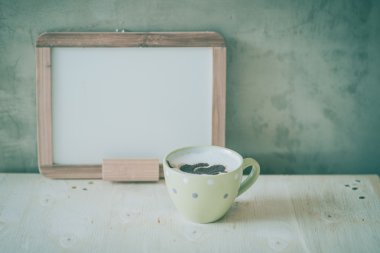 Ahşap masa üzerinde beyaz tahta ile kahve.