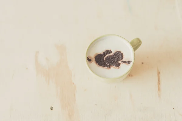 Kärleksbudskap på kaffekoppen på trä bakgrund med vintage col — Stockfoto