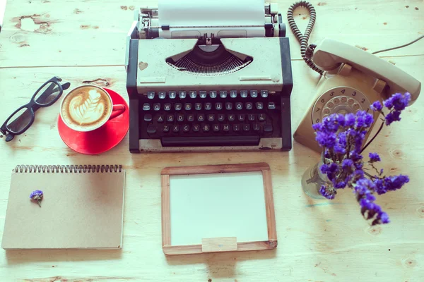 Oficina retro vista plana, teléfono, máquina de escribir y taza de café pla —  Fotos de Stock