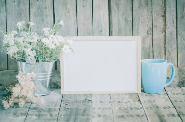 Vintage tarzı beyaz çiçekler paslanmaz pot ve mavi pastel çay cu