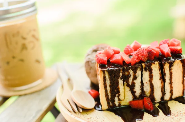 Tostadas con dulce de chocolate y fresa sobre mesa de madera . —  Fotos de Stock