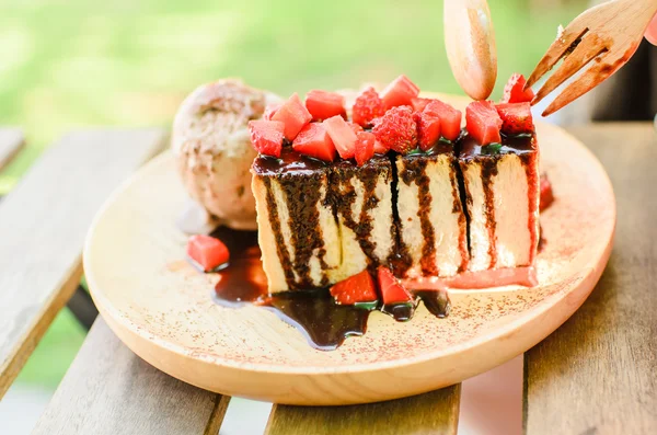 Toast med choklad fudge och jordgubb på träbord. — Stockfoto