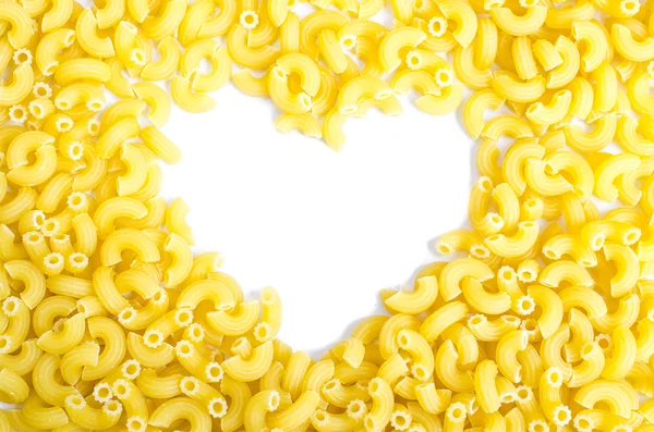 Tvar srdce od italské těstoviny makarony na bílém pozadí. Láska — Stock fotografie