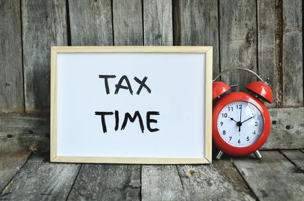 税の時間に赤いレトロな時計とホワイト ボードにメッセージ メモ ウー — ストック写真