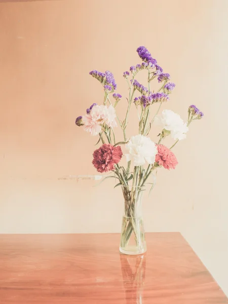 Красивые летние цветы в вазах на деревянном фоне — стоковое фото