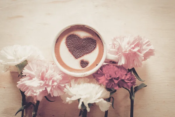 Love message on coffee cup on wooden background with vintage col — Stock Photo, Image