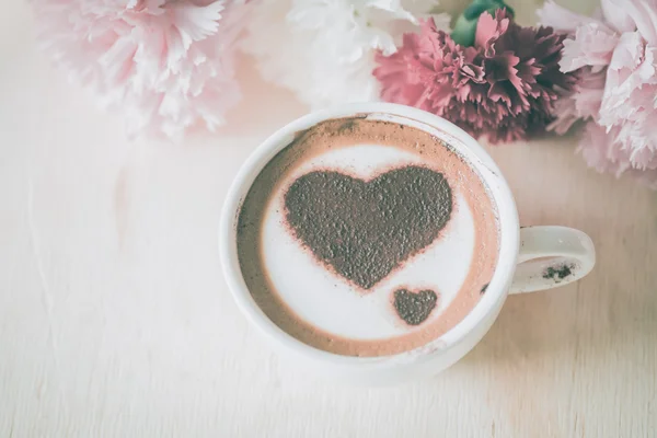 Kärleksbudskap på kaffekoppen på trä bakgrund med vintage col — Stockfoto