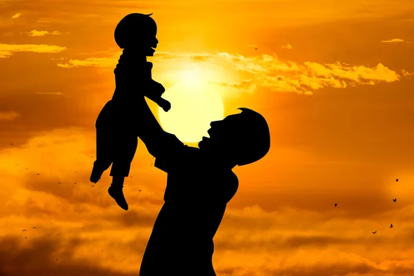 Pai segurando seu filho com o sol nascente, conceito de dia do pai — Fotografia de Stock