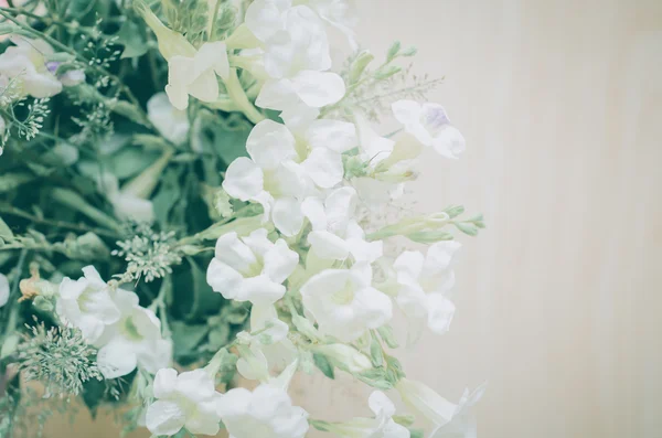 Estilo vintage Flores blancas maceta inoxidable sobre fondo de madera , — Foto de Stock