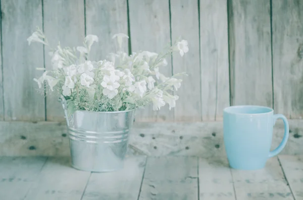 Vintage tarzı beyaz çiçekler paslanmaz pot ve mavi pastel çay cu — Stok fotoğraf