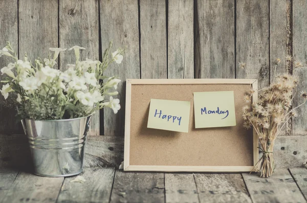 Vintage style effect Happy Monday message on corkboard with flow — Stock Photo, Image