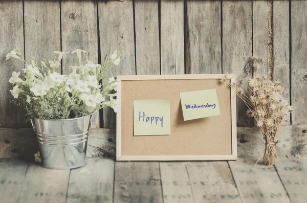 Vintage style effect Happy Wednesday message on corkboard with f — Stock Photo, Image