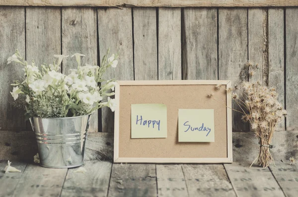 Vintage style effect Happy Sunday message on corkboard with flow — Stock Photo, Image