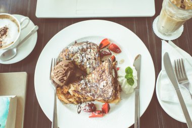 Çikolatalı dondurma ve çilek ile ekmek kümesi, 