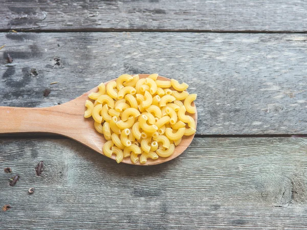 Macarrão em remo com fundo de madeira . — Fotografia de Stock