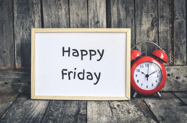 Frohe Botschaft am Freitag auf weißem Brett und roter Retro-Uhr aus Holz — Stockfoto