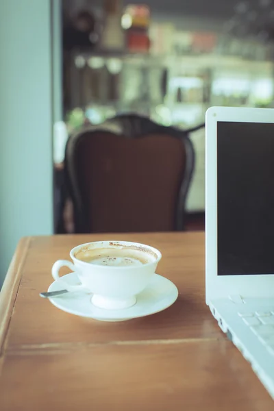 Káva a bílý notebook v kavárně. — Stock fotografie