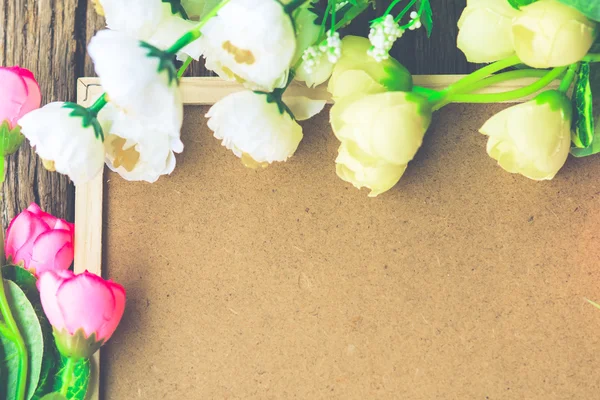 Fondo de madera con flores de primavera . — Foto de Stock